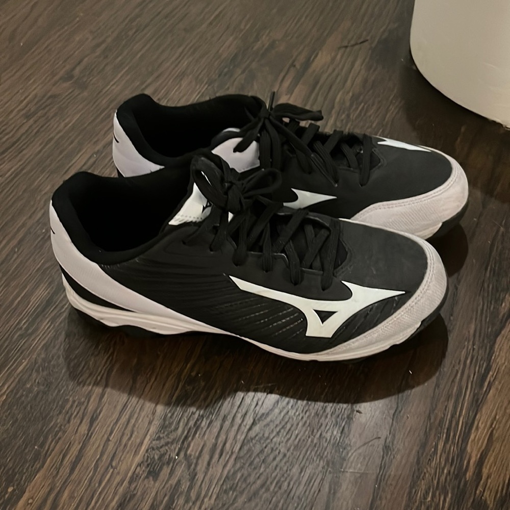Sports cleat size 5